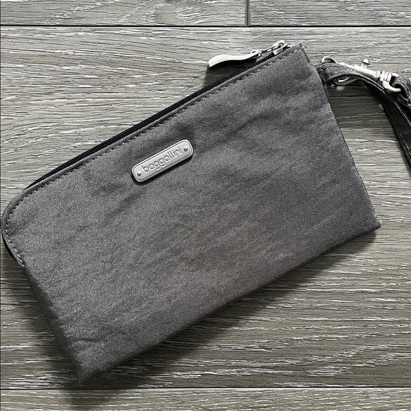 Baggallini RFID Wristlet Wallet - Picture 1 of 6
